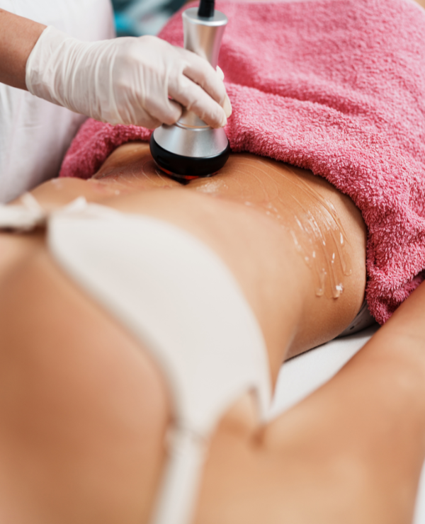 Body contouring gel applied on abdomen during professional cavitation treatment
