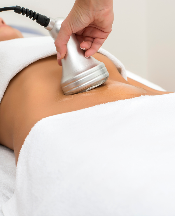 Cavitation device applied on abdomen with conductive gel during body contouring session